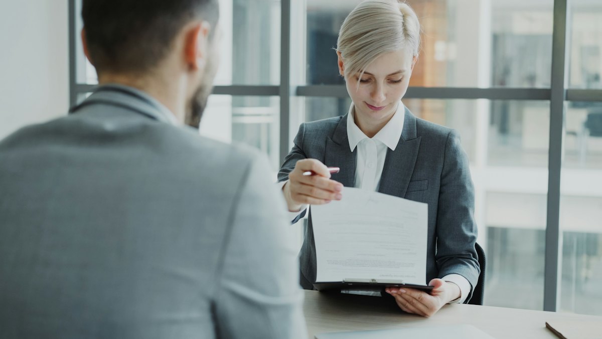 Advogada apresentando documento a um cliente